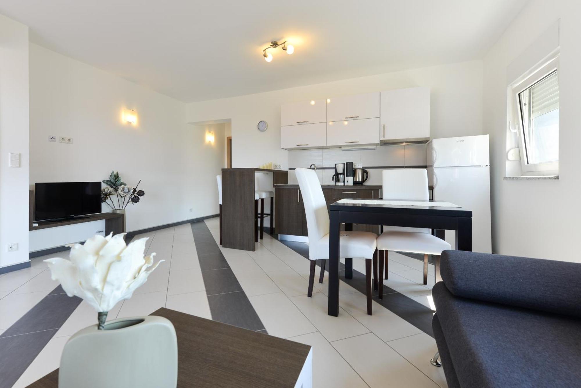 Apartmani Martin Mit Beheiztem Pool With Heated Pool 比比涅 外观 照片