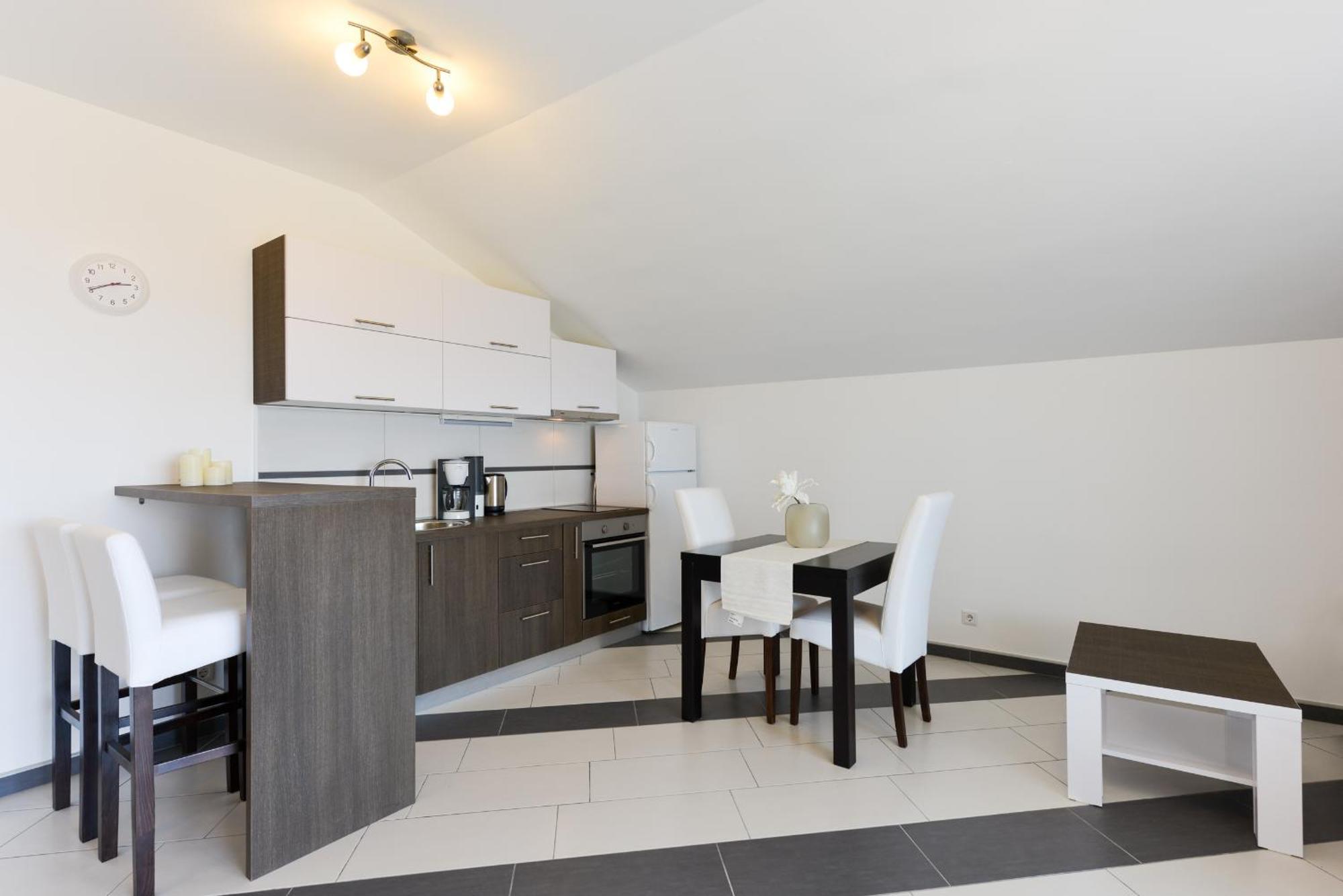 Apartmani Martin Mit Beheiztem Pool With Heated Pool 比比涅 外观 照片