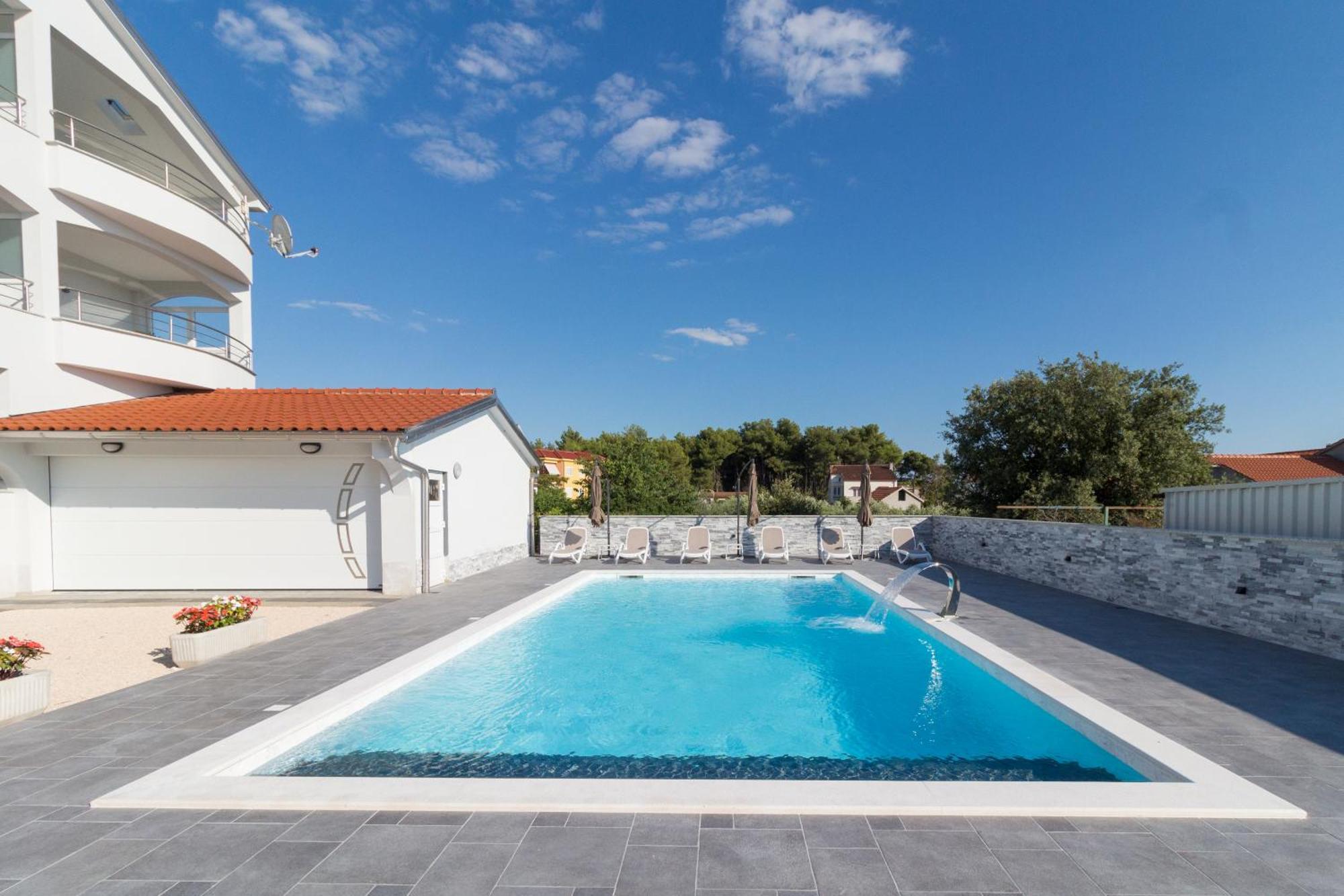 Apartmani Martin Mit Beheiztem Pool With Heated Pool 比比涅 外观 照片