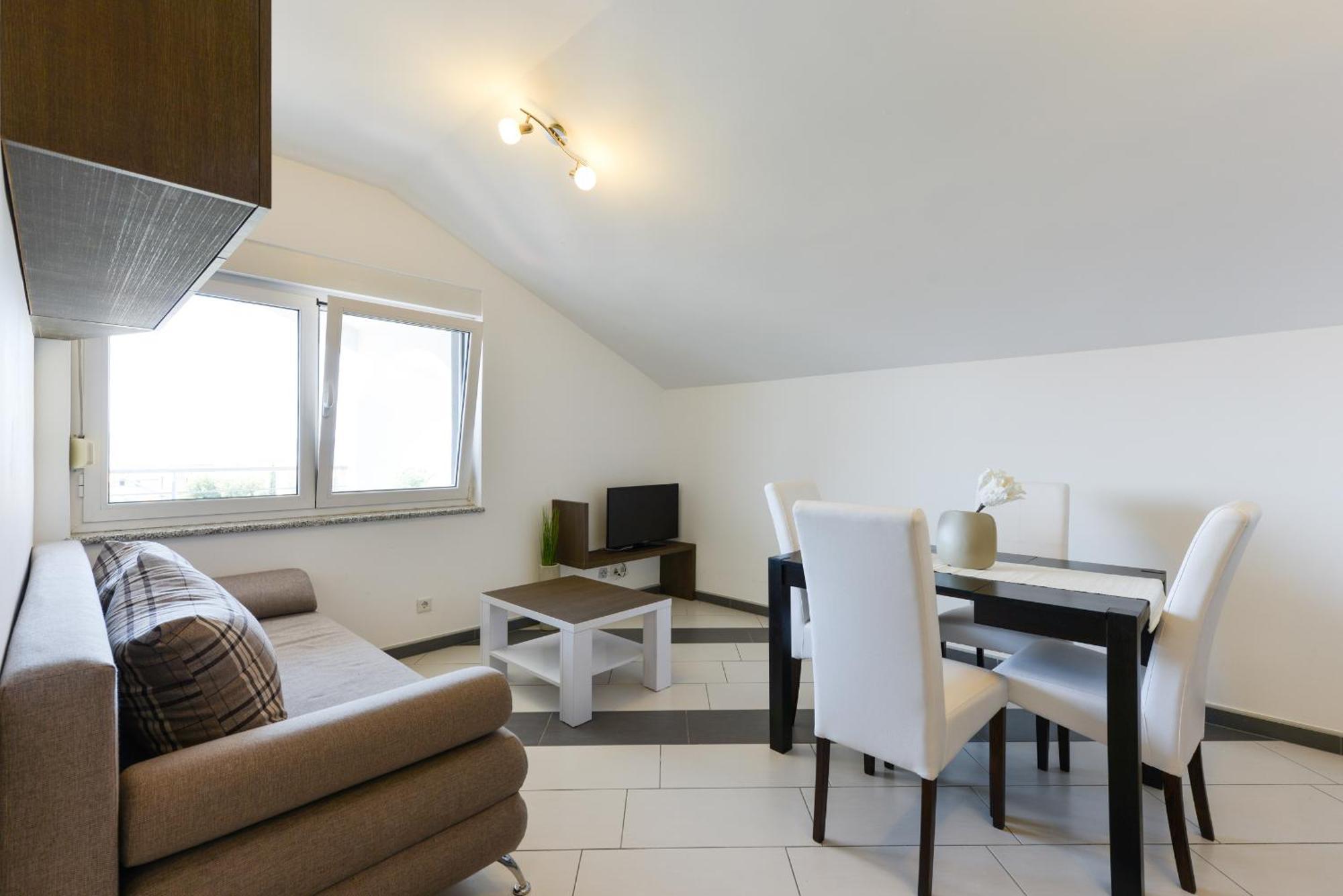 Apartmani Martin Mit Beheiztem Pool With Heated Pool 比比涅 外观 照片