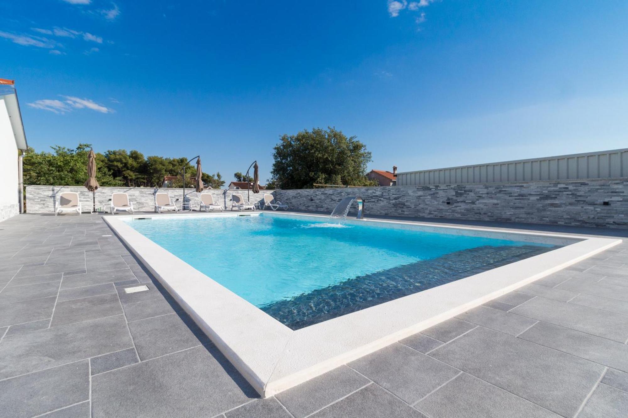Apartmani Martin Mit Beheiztem Pool With Heated Pool 比比涅 外观 照片